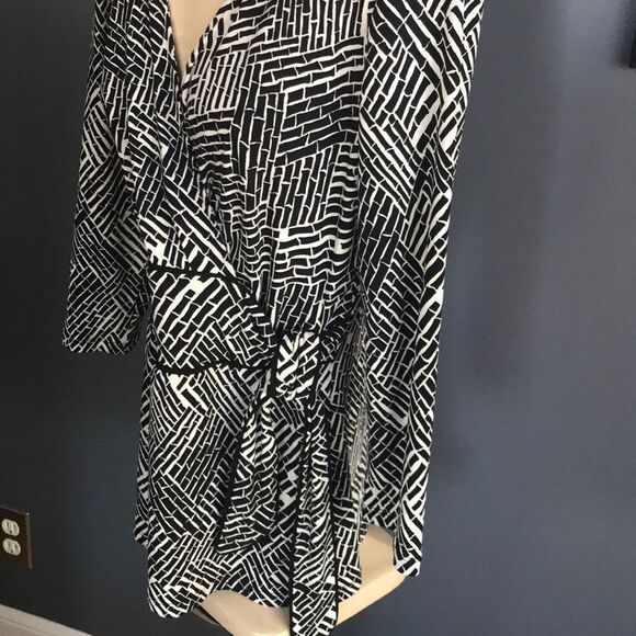 Ann Taylor black/white faux wrap w/ side tie top S - Picture 4 of 7